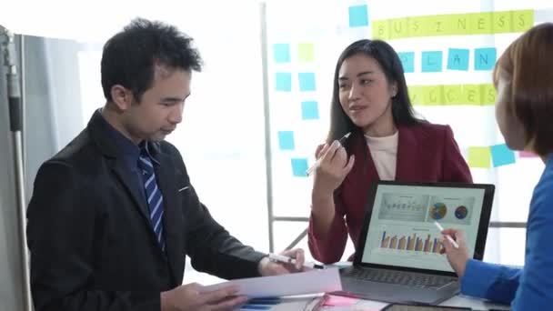 Tým Asijských Podnikatelů Diskutuje Zprávě Prodeji Společnosti Schůzce Skupina Mladých — Stock video