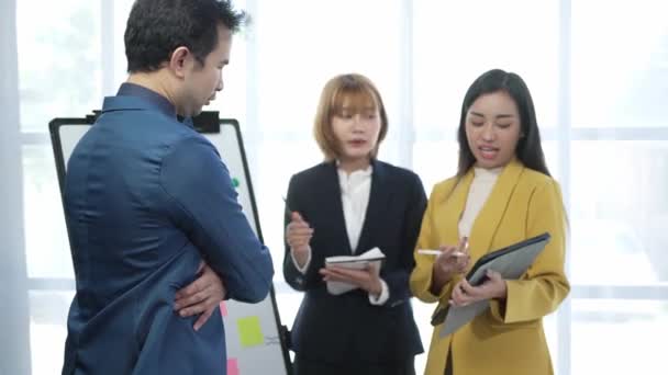 Експерт Маркетингу Розумна Азіатська Бізнес Леді Працює Ноутбуці Комп Ютера — стокове відео
