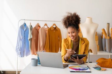 Girişim girişimcisi küçük işletme KOBİ genç kadın İnternet üzerinden kıyafet satıyor, çevrimiçi pazarlama satışları, KOBİ telefon pazarlama kavramı