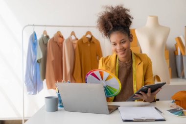 Girişim girişimcisi küçük işletme KOBİ genç kadın İnternet üzerinden kıyafet satıyor, çevrimiçi pazarlama satışları, KOBİ telefon pazarlama kavramı