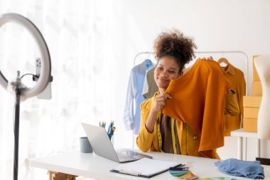 Girişim girişimcisi küçük işletme KOBİ genç kadın İnternet üzerinden kıyafet satıyor, çevrimiçi pazarlama satışları, KOBİ telefon pazarlama kavramı