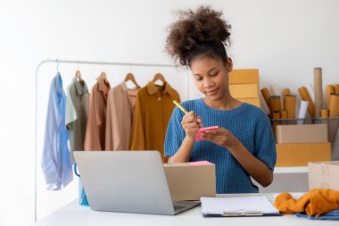 Girişim girişimcisi küçük işletme KOBİ genç kadın İnternet üzerinden kıyafet satıyor, çevrimiçi pazarlama satışları, KOBİ telefon pazarlama kavramı