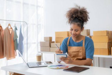 Girişim girişimcisi küçük işletme KOBİ genç kadın İnternet üzerinden kıyafet satıyor, çevrimiçi pazarlama satışları, KOBİ telefon pazarlama kavramı