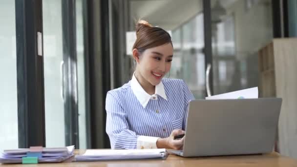 Especialista Marketing Mulher Negócios Asiática Inteligente Trabalhando Computador Portátil Documentos — Vídeo de Stock