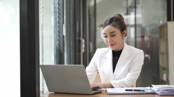 Especialista Marketing Mulher Negócios Asiática Inteligente Trabalhando Computador Portátil Documentos — Vídeo de Stock