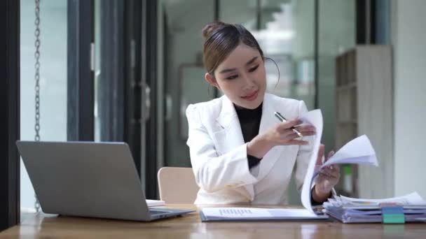 营销专家 聪明的亚洲女商人 在商务办公室 项目经理 商业概念 4K从事笔记本电脑和财务文件方面的工作 — 图库视频影像