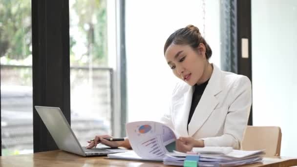 营销专家 聪明的亚洲女商人 在商务办公室 项目经理 商业概念 4K从事笔记本电脑和财务文件方面的工作 — 图库视频影像