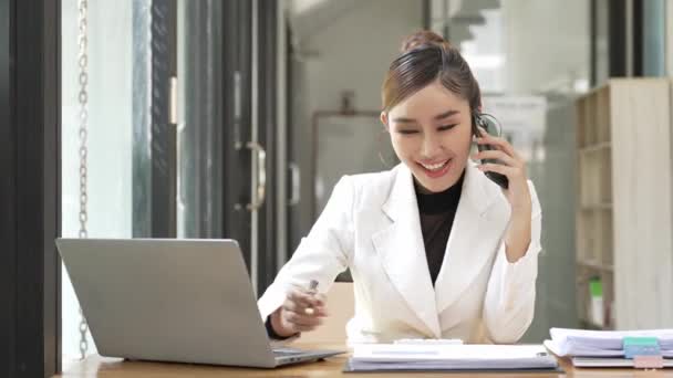 Експерт Маркетингу Розумна Азіатська Бізнес Леді Працює Ноутбуці Комп Ютера — стокове відео
