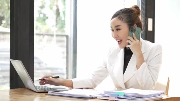 Marketing Expert Smart Asian Businesswoman Working Laptop Computer Financial Documents — Stock Video