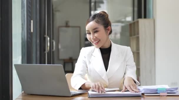 Marketing Szakértő Okos Ázsiai Üzletasszony Dolgozik Laptop Számítógép Pénzügyi Dokumentumok — Stock videók
