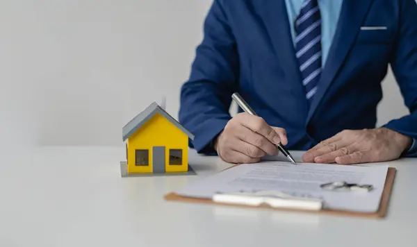 Agen Real Estate Atau Broker Bekerja Dengan Dokumen Kontrak Hipotek Stok Foto Bebas Royalti