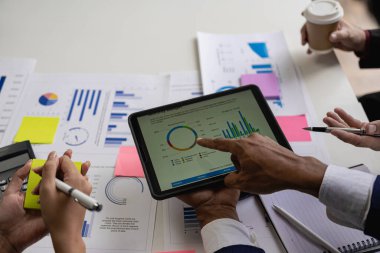 İş adamları başarılı takım çalışmalarının sonuçlarını gösteren çizelge ve grafikleri tartışıyor. Pazar durumunu tartışmak üzere iş toplantısı sona erdi İş finans konsepti, yakın çekim imajı