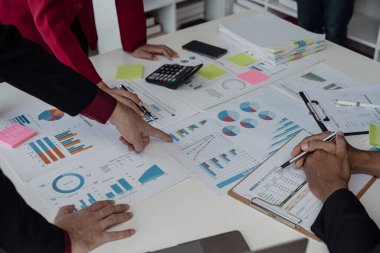 İş adamları başarılı takım çalışmalarının sonuçlarını gösteren çizelge ve grafikleri tartışıyor. Pazar durumunu tartışmak üzere iş toplantısı sona erdi İş finans konsepti, yakın çekim imajı