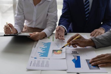 İş adamları başarılı takım çalışmalarının sonuçlarını gösteren çizelge ve grafikleri tartışıyor. Pazar durumunu tartışmak üzere iş toplantısı sona erdi İş finans konsepti, yakın çekim imajı