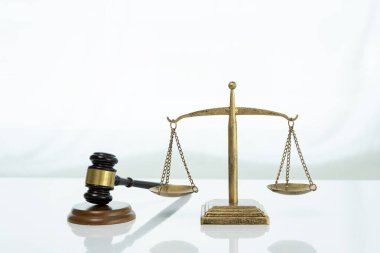 Yasalara saygılı adalet terazileri ve yargıcın hukuk ve adalet sembolü denge ve tarafsızlığı temsil ediyor. Bu, hukuk sistemi, ahlak ve insan haklarının bir sembolüdür..