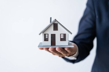 Sigorta acenteleri aile evlerini, evsiz barınaklarını, ipotek ve ev sigortası krizlerini, koruyucu ailelerin bakımlarını koruma altına aldılar.,
