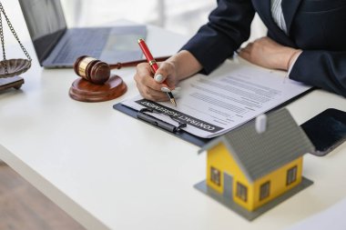 Ev Hakemi Hükmü kavramı. Çekiç ve ev manzaralı. Ev kavramları, hukuk ve mülkiyet müzayedeleri.