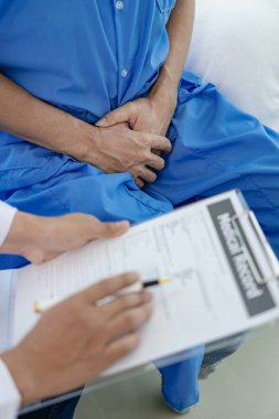 Prostat ve mesane sorunlarının saklandığı yer. Gençlerin sağlık sorunlarını hedef alın. Acı çeken genç bir adam tedavi için doktora gider. Yakın plan resimler.