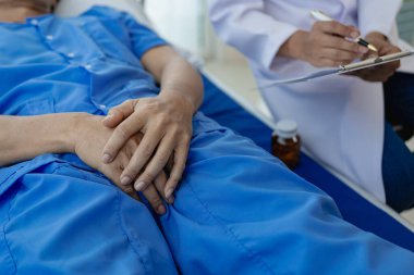 Prostat ve mesane sorunlarının saklandığı yer. Gençlerin sağlık sorunlarını hedef alın. Acı çeken genç bir adam tedavi için doktora gider. Yakın plan resimler.