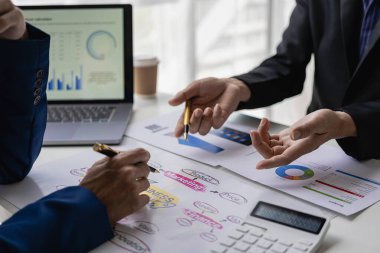 Mali toplantı, şirket büyüme konsepti yatırım veri analizi veya ofis bütçe planlaması için takım çalışması