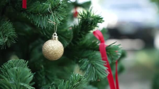 Karácsonyfa Dekoráció Sok Ajándékdobozok Dekorációk Alatt Egy Gyönyörűen Díszített Karácsonyfa — Stock videók