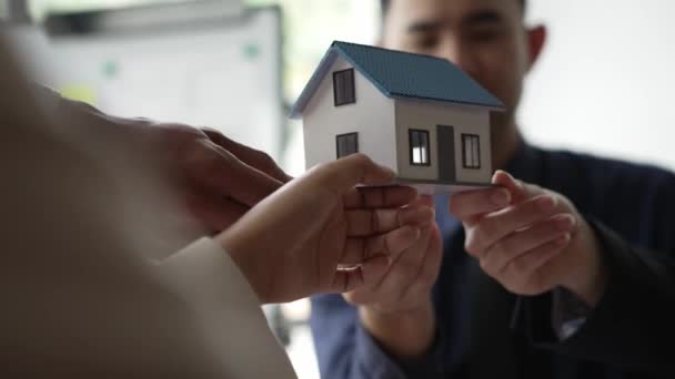 Reunião Para Relação Projeto Imobiliário Ideia Título Casa Para Venda — Vídeo de Stock
