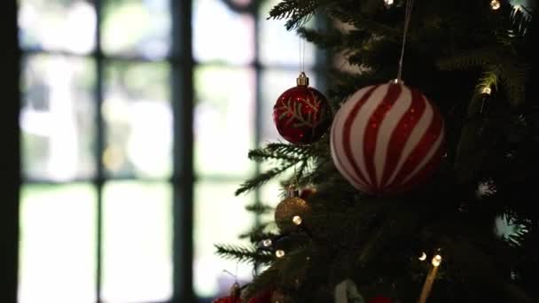 Noel Ağacı Süslemesi Pürüzsüz Hareket Eden Kamera Noel Ağacında Kırmızı — Stok video
