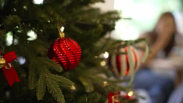 Noel Ağacı Süslemesi Pürüzsüz Hareket Eden Kamera Noel Ağacında Kırmızı — Stok video