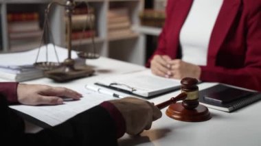 Mahkeme salonu ve hukuki adalet konsepti, müzayede, avukat belgeleri okumak ve kararları imzalamak için hakim elini yavaş hareket ettiriyor..