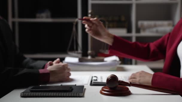 Повільний Рух Руки Судді Подачею Залі Суду Концепції Правосуддя Аукціон — стокове відео