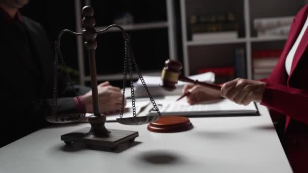 Mahkeme Salonu Hukuki Adalet Konsepti Müzayede Avukat Belgeleri Okumak Kararları — Stok video