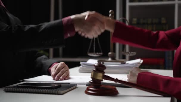 Juridisch Adviseur Maakt Afspraken Met Klanten Door Handen Schudden Contracten — Stockvideo