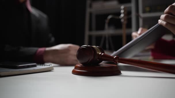 Dois Advogados Estão Discutir Documentos Contratuais Considerações Legais Com Martelo — Vídeo de Stock