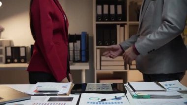 Tanımlanamayan iki iş adamı bir ofiste el sıkışıyor. İki Asyalı iş adamı, görüşmeyi bitirdikten sonra bir kadın adaya iş teklifinde bulunmayı kabul ediyor..