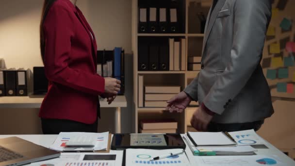 两个默默无闻的商人在一个办公室里握手 两个亚洲商人同意在面试结束后给一位女应聘者提供一份工作 — 图库视频影像