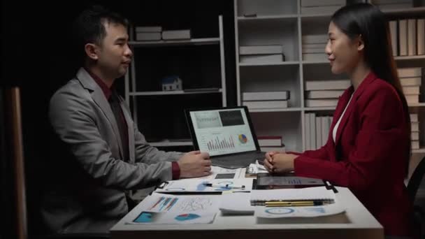 Два Неузнаваемых Бизнесмена Пожимают Друг Другу Руки Офисе Два Азиатских — стоковое видео