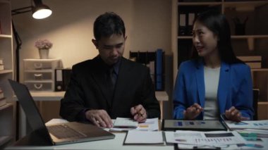 İki yatırımcı birlikte mali verileri ve iş raporlarını analiz edip yazıyor, stratejiler planlıyor ve ofiste birlikte beyin fırtınası yapıyorlar. Finans ve Ekonomi sektörü fikri