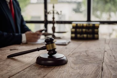 Bir avukat danışmanlığı konsepti için çekiç ve yargıç terazisiyle çalışan bir iş adamı avukatının kapanışı. Hukuk, tavsiye ve adalet kavramı