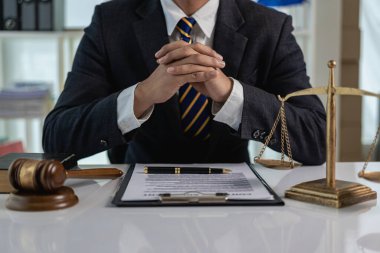 Bir avukat danışmanlığı konsepti için çekiç ve yargıç terazisiyle çalışan bir iş adamı avukatının kapanışı. Hukuk, tavsiye ve adalet kavramı