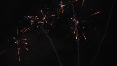 4K Real Fireworks Arkaplanı, gece gökyüzünde bokeh ışıkları, Yeni Yıl kutlamaları, yavaş çekim ile parlayan güzel altın havai fişeklerin bulanık görüntüsü.