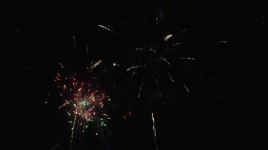 4K Real Fireworks Arkaplanı, gece gökyüzünde bokeh ışıkları, Yeni Yıl kutlamaları, yavaş çekim ile parlayan güzel altın havai fişeklerin bulanık görüntüsü.