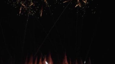 4K Real Fireworks Arkaplanı, gece gökyüzünde bokeh ışıkları, Yeni Yıl kutlamaları, yavaş çekim ile parlayan güzel altın havai fişeklerin bulanık görüntüsü.