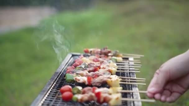 Close Street Food Seller Grilling Barbecue Bœuf Sur Brochettes Main — Video