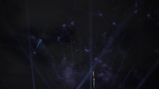 Настоящий Фейерверк Фон Размытое Изображение Красивых Светящихся Золотых Фейерверков Боке — стоковое видео