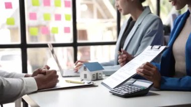 Ev ve gayrimenkul satış toplantıları, müşterilere nasıl başarılı bir şekilde sunulacağı ve satılacağı