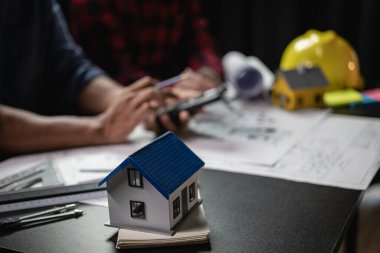 Mühendislik ekipleri proje için proje planları toplantılarında çalışarak, mühendislik modelleri ve araçları oluşturmak için ortaklarla birlikte çalışıyorlar. Resim oluşturma kavramını kapat