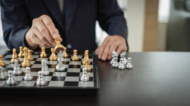 İş adamı satranç oynuyor, strateji planlama, iş adamı konsepti ve rakip takımı devirme ve gelişimi analiz etme stratejisi düşünüyor..