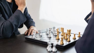 İş adamı satranç oynuyor, strateji planlama, iş adamı konsepti ve rakip takımı devirme ve gelişimi analiz etme stratejisi düşünüyor..