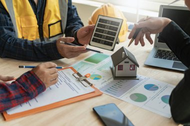 Modern ofiste mühendislerin güneş pili örnekleri ve rüzgar türbini modelleriyle buluşması yaratıcılık, yenilikçi alternatif enerji tasarımı