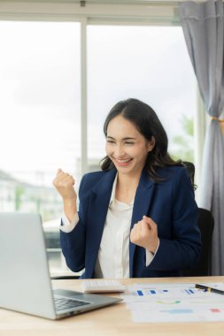 Asyalı iş kadını dizüstü bilgisayarını kullanan özgüvenli iş yöneticisiyle çevrimiçi mali toplantı yapıyor. Video konferansı, sanal toplantı, finansal danışman, fon araştırması yapıyor..